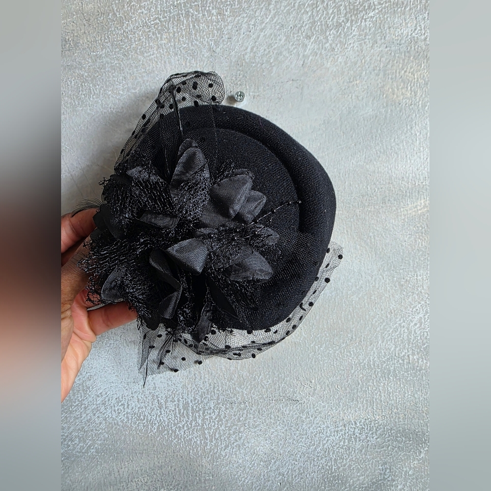 Black Feather Floral Mini Top Hat  Polka dot tulle veil Fascinator Tea Cocktail - Picture 8 of 8